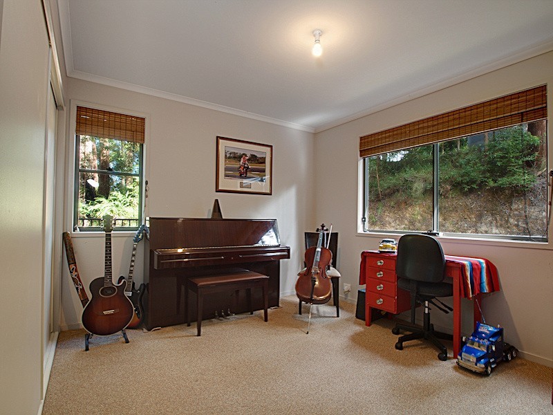 25 Harland Road, Mount Glorious QLD 4520