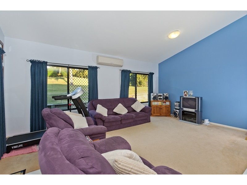 1 Hunting Pl, Samford QLD 4520