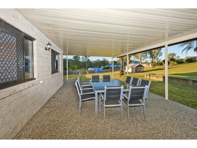 1 Hunting Pl, Samford QLD 4520