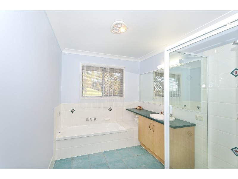 1 Hunting Pl, Samford QLD 4520