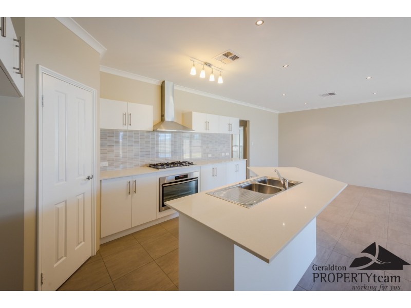 6 Tartan Place, Wandina WA 6530