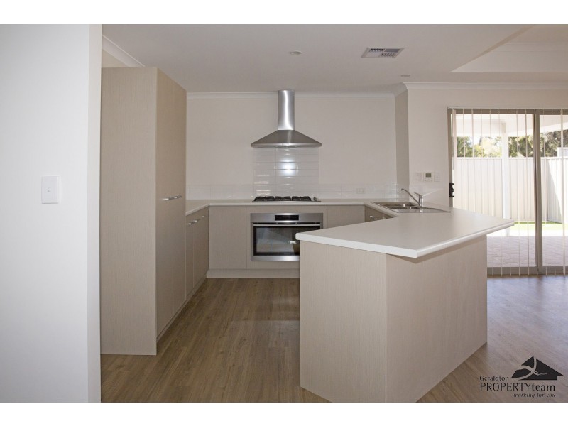 4/8 Stroud Street, Beachlands WA 6530