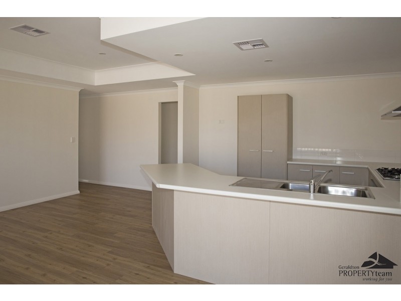 4/8 Stroud Street, Beachlands WA 6530