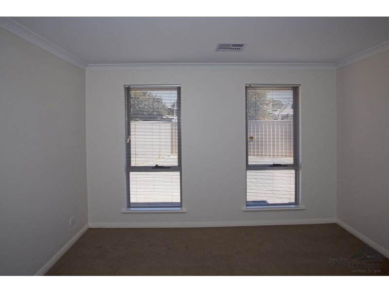 4/8 Stroud Street, Beachlands WA 6530