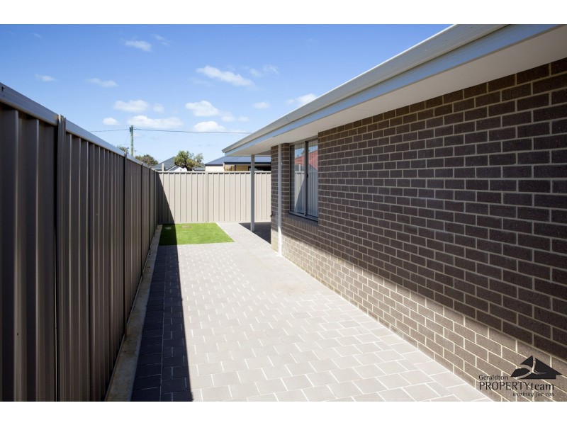 4/8 Stroud Street, Beachlands WA 6530