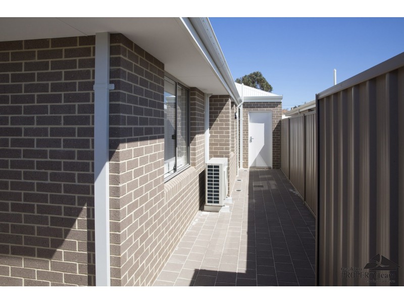 4/8 Stroud Street, Beachlands WA 6530