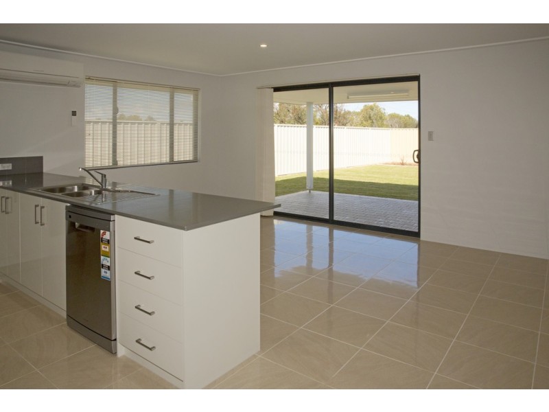 44 Reef Blvd, Drummond Cove WA 6532