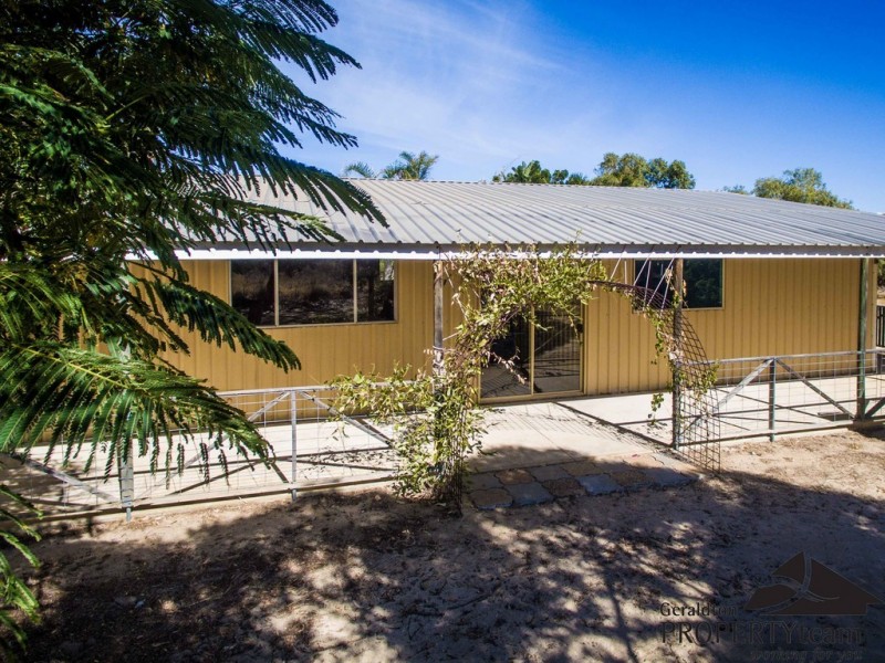 276 Hall Rd, Waggrakine WA 6530