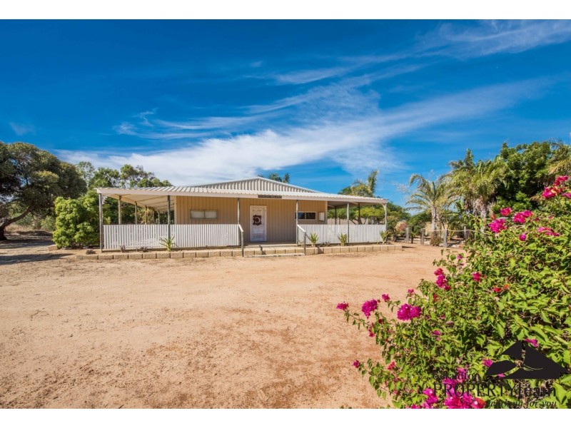 276 Hall Rd, Waggrakine WA 6530