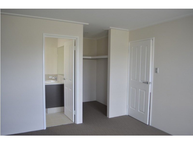 8 Beachcomber Hill, Glenfield WA 6532