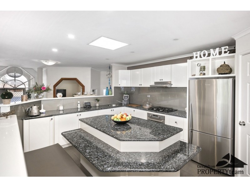 5 Bluewater Close, Drummond Cove WA 6532