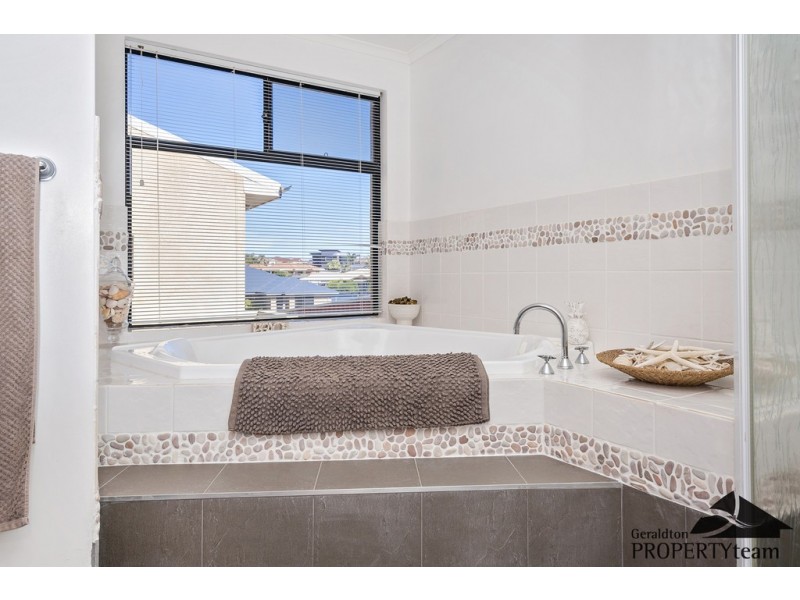 5 Bluewater Close, Drummond Cove WA 6532