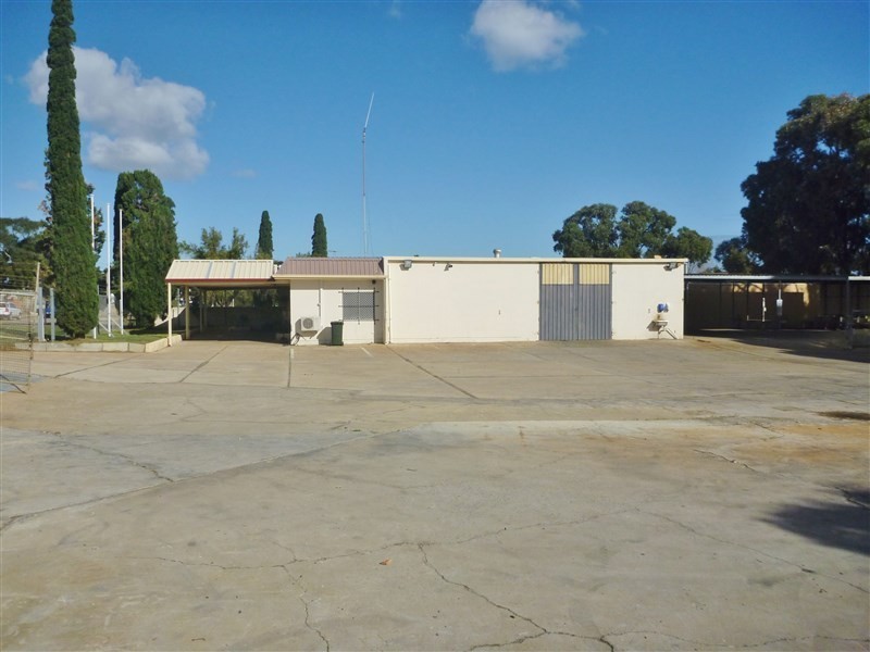 15 Eaton Place, Wonthella WA 6530