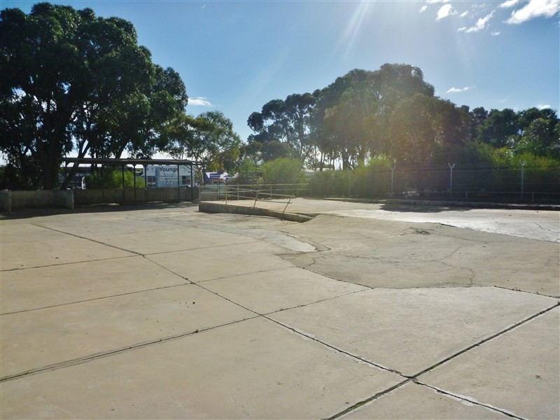 15 Eaton Place, Wonthella WA 6530