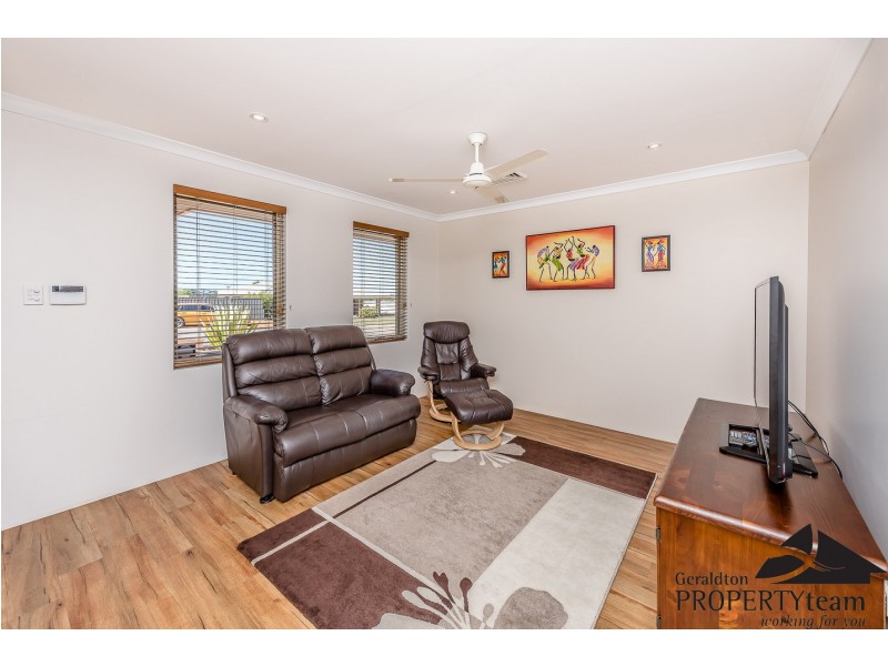 28 Half Moon Drive, Waggrakine WA 6530