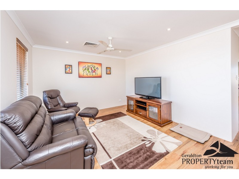 28 Half Moon Drive, Waggrakine WA 6530