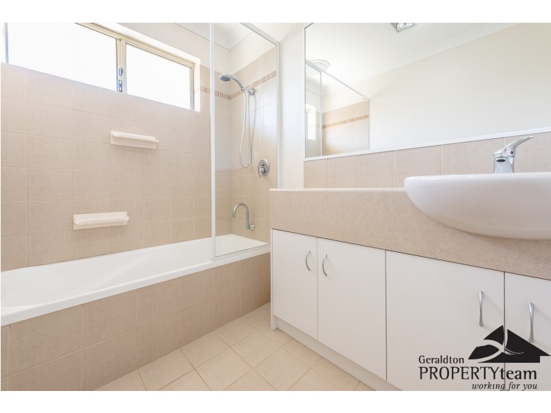 28 Half Moon Drive, Waggrakine WA 6530