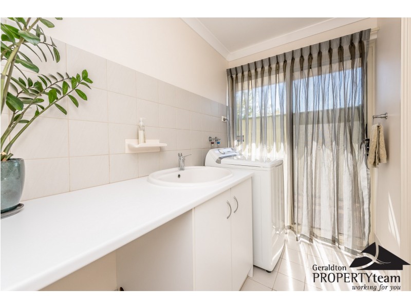 28 Half Moon Drive, Waggrakine WA 6530