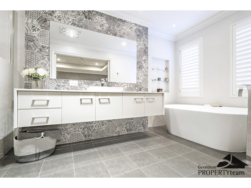 16 Edwin Crescent, Bluff Point WA 6530