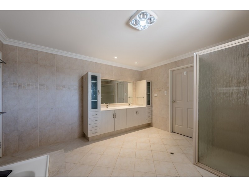 134 Phillips Road, Greenough WA 6532