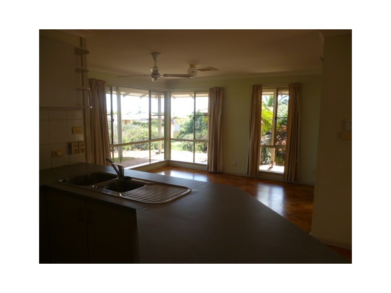 2 Dakin Cove, Wandina WA 6530