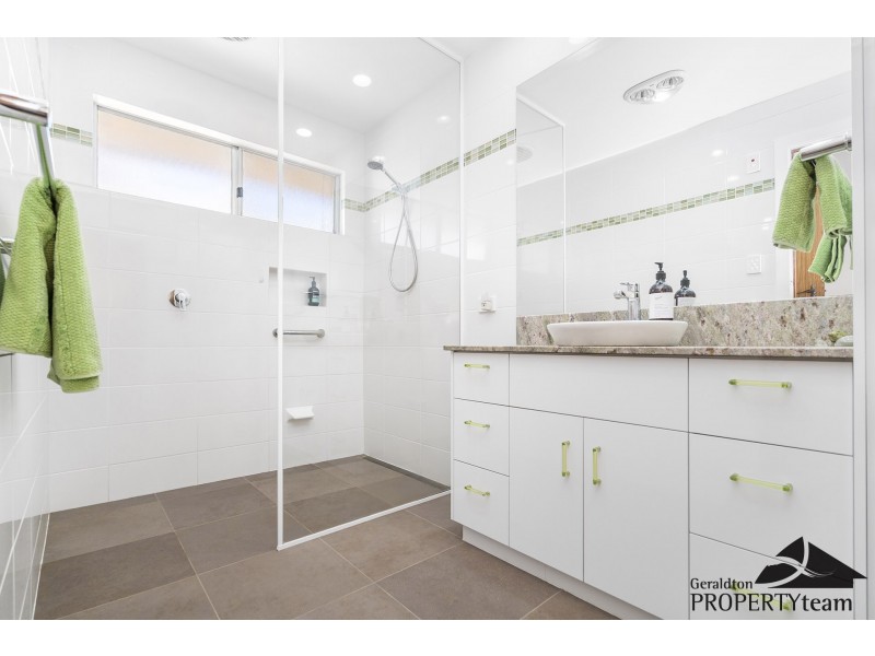 5 Hallet Place, Bluff Point WA 6530