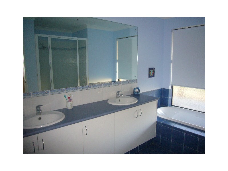 2 Sutcliffe Road, Moresby WA 6530