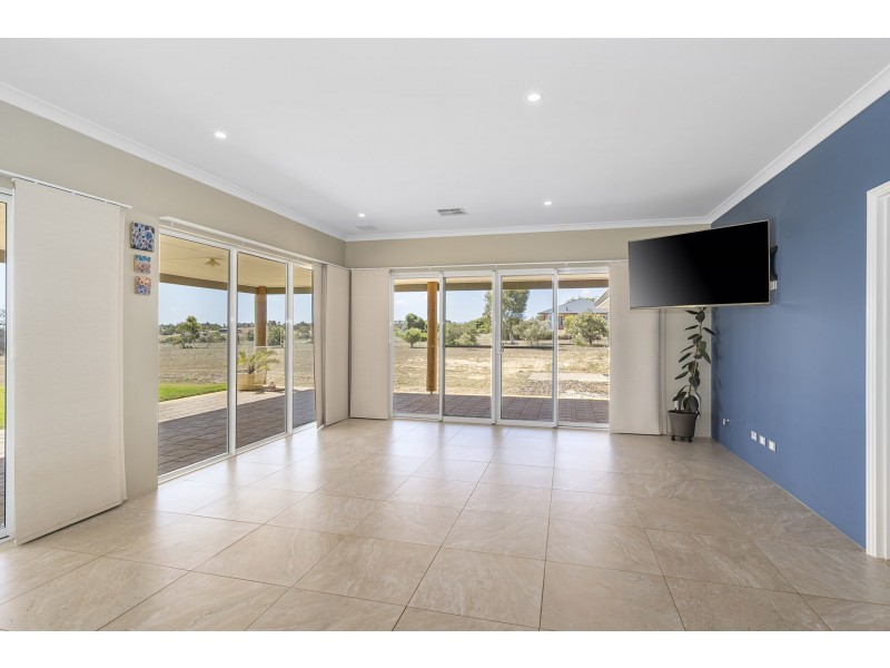 18 Dolbys Drive, Waggrakine WA 6530