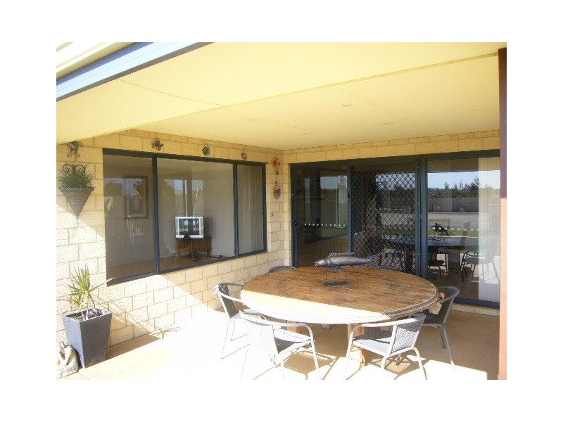 13 Polwarth Pde, Deepdale WA 6532