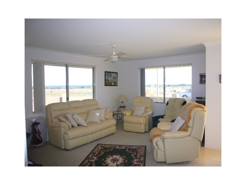 2A Half Moon Dve, Waggrakine WA 6530