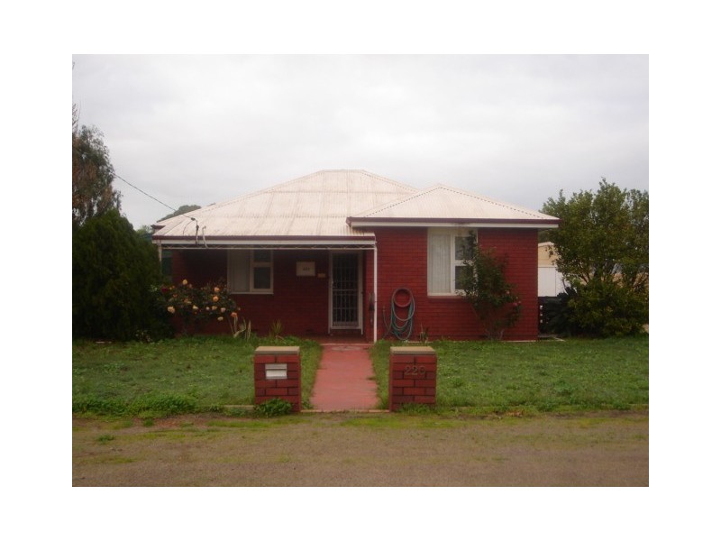 220 Third Street, Wonthella WA 6530
