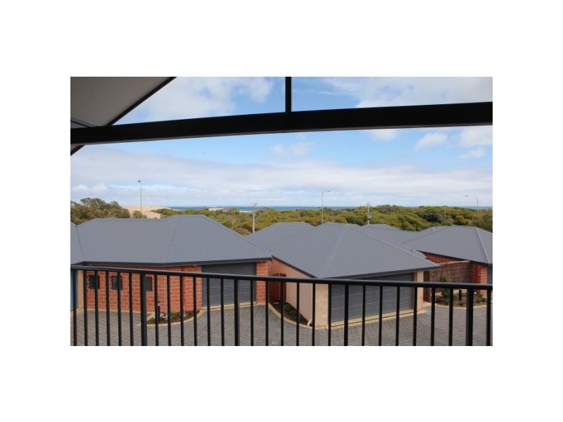 16/2 McDermott Avenue, Wandina WA 6530