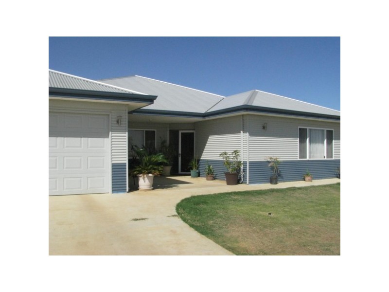 11 Polwarth Parade, Deepdale WA 6532