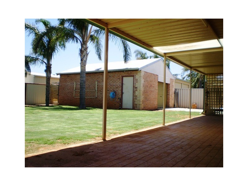 8 Weeloo Road, Waggrakine WA 6530