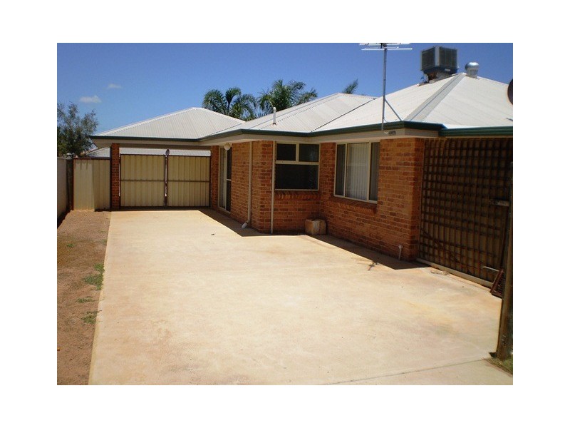 8 Weeloo Road, Waggrakine WA 6530