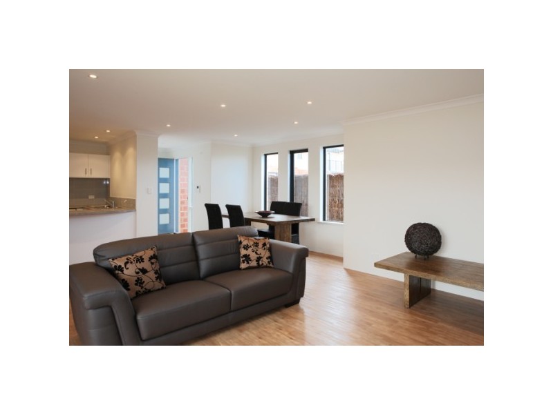 17/2 McDermott Avenue, Wandina WA 6530