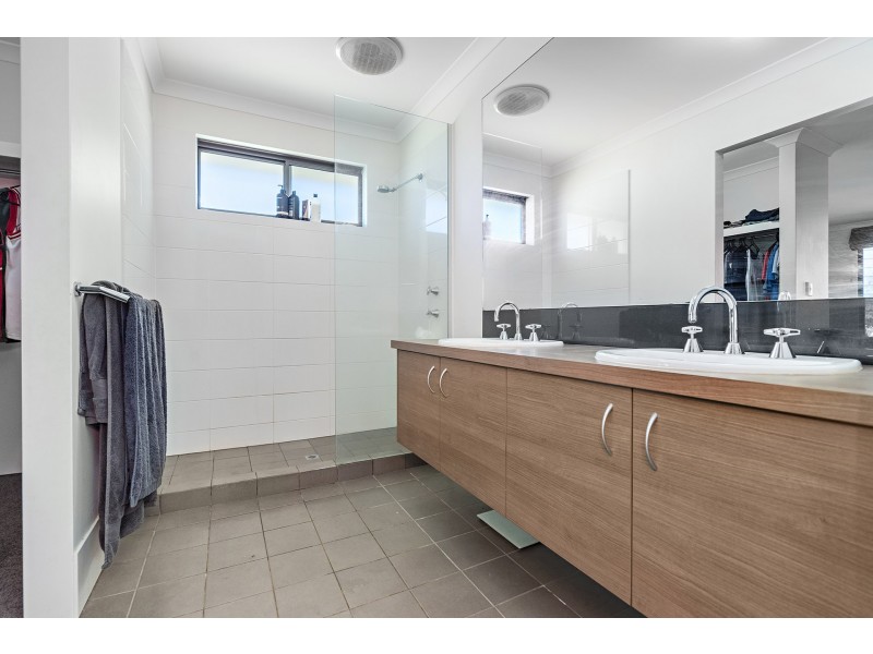 25 Coveside Way, Drummond Cove WA 6532