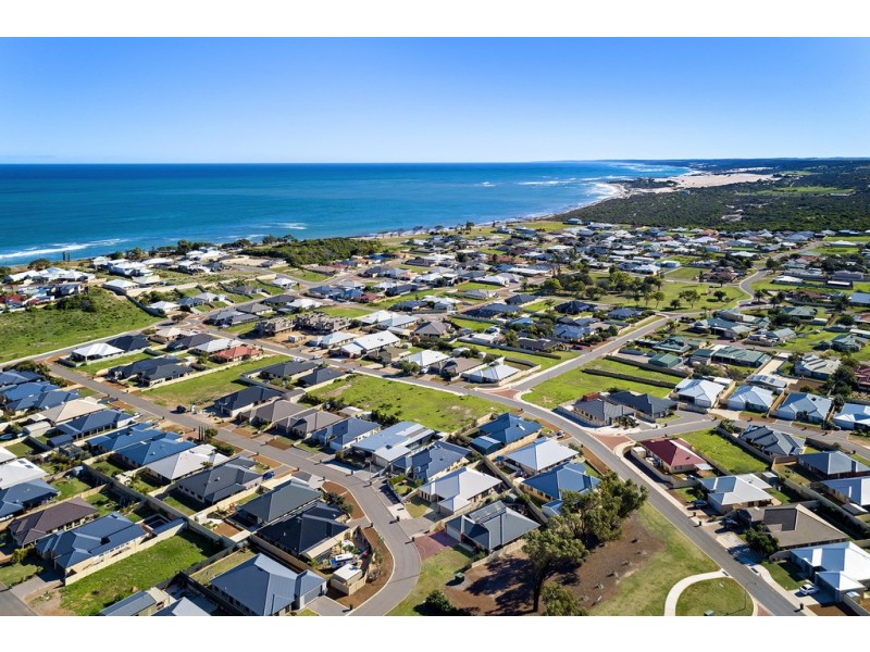 25 Coveside Way, Drummond Cove WA 6532