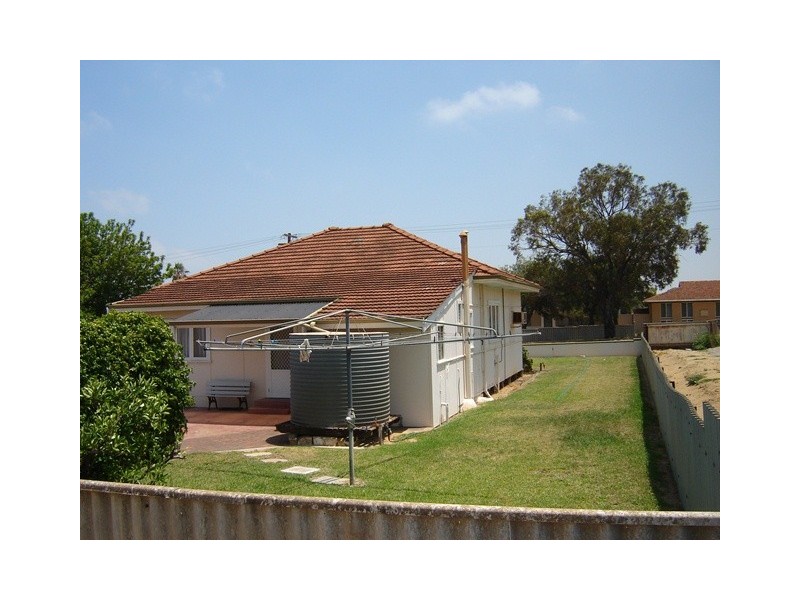 210 Fourth Street, Wonthella WA 6530