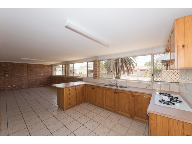 102 Kenny Crescent, Rangeway WA 6530