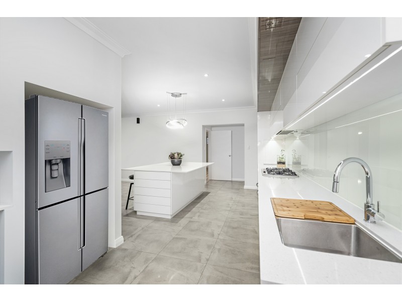 2 Vince Court, Wandina WA 6530