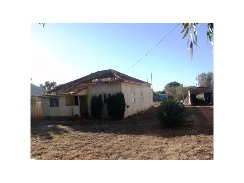 221 Second Street, Wonthella WA 6530