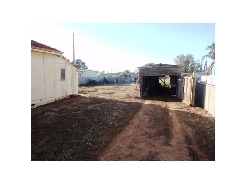 221 Second Street, Wonthella WA 6530