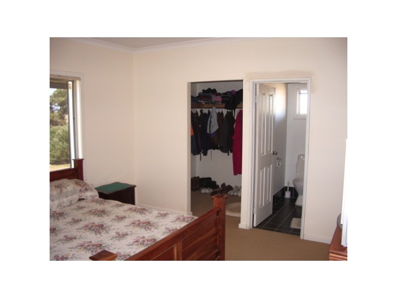 4 Meadow Lane, Walkaway WA 6528