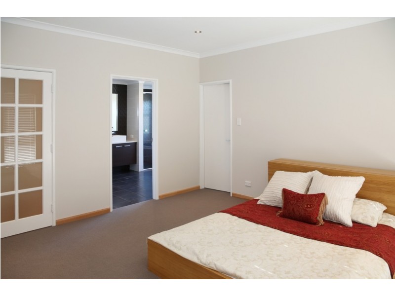 9 Surfside Terrace, Glenfield WA 6532