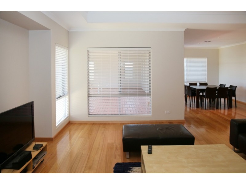 9 Surfside Terrace, Glenfield WA 6532