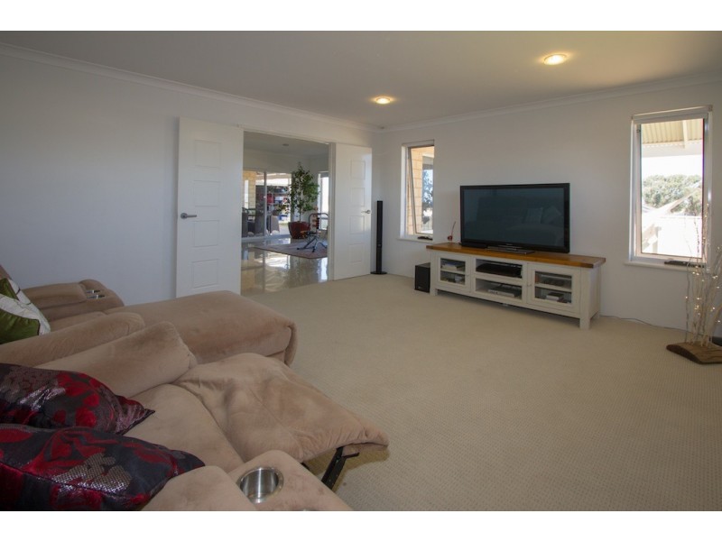 43 Reef Boulevard, Drummond Cove WA 6532