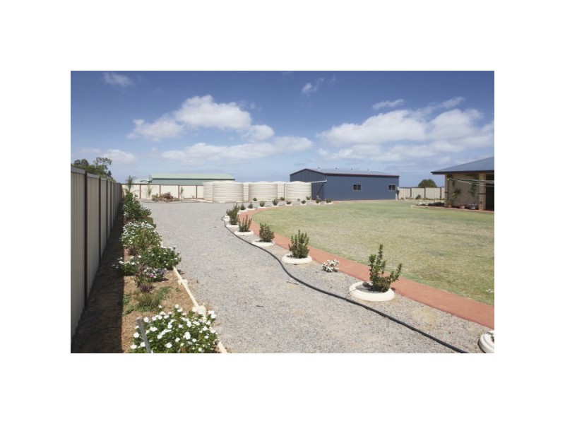 460 Hall Road, Waggrakine WA 6530