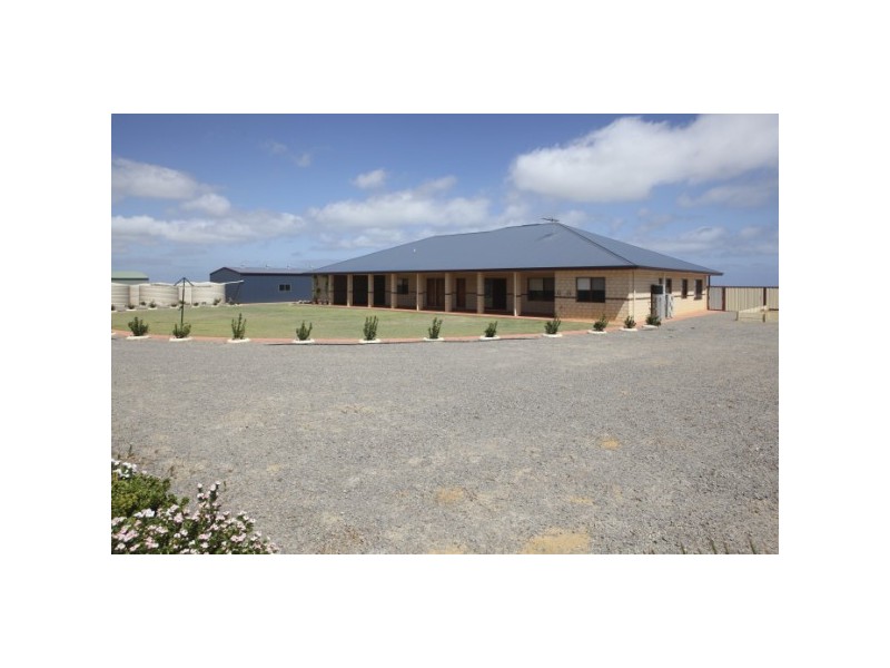 460 Hall Road, Waggrakine WA 6530