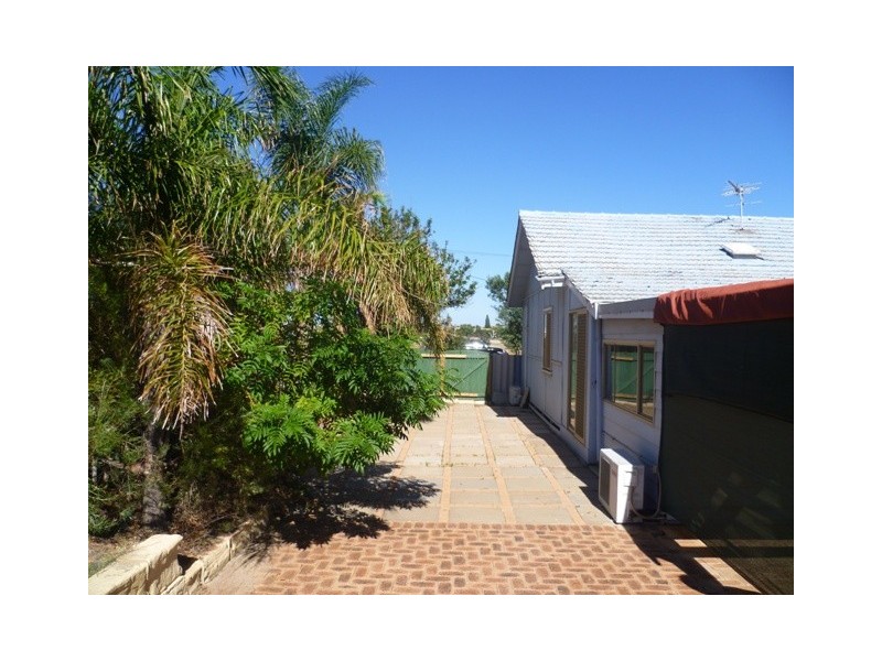 15 Dampier Street, Beachlands WA 6530